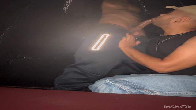 Paguei um boquetao gostoso pro mano na balada 