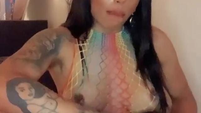 Branquinho britânico dando o cuzinho no pêlo 