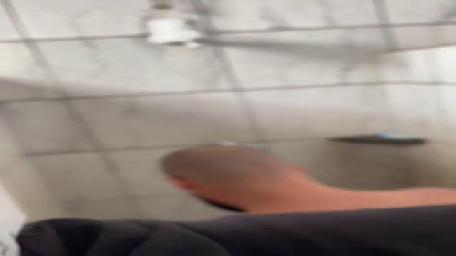 Safado de pau duro no banho 