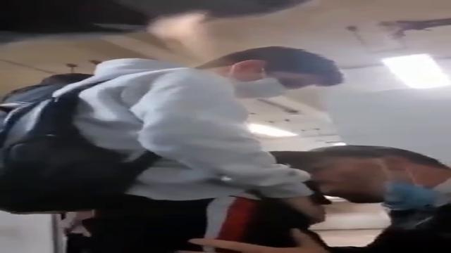 Ganhando uma mamada no banheiro 