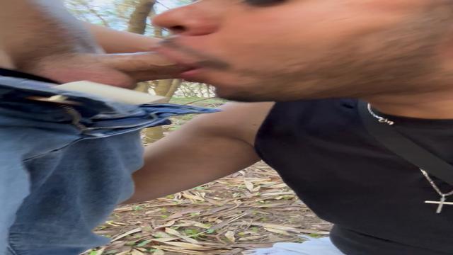 Arrastei o novinho pro meio do mato e fiz ele me dar...