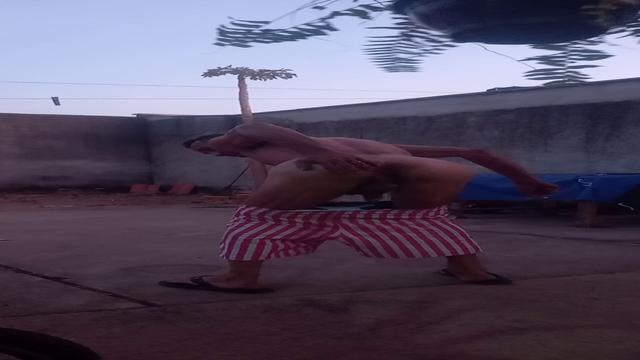 Fazendo a cabeça e mostrando o pau mole o cuzinho. 