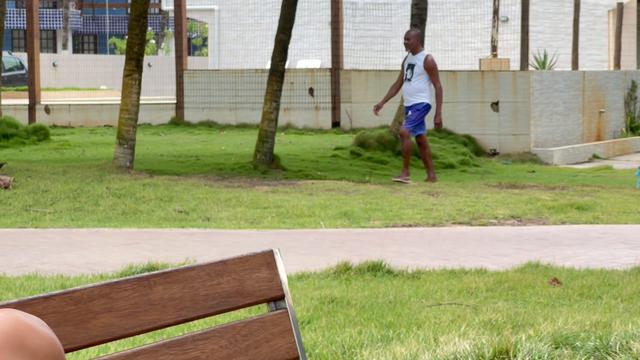 Brincadeira com a amiga na praia 