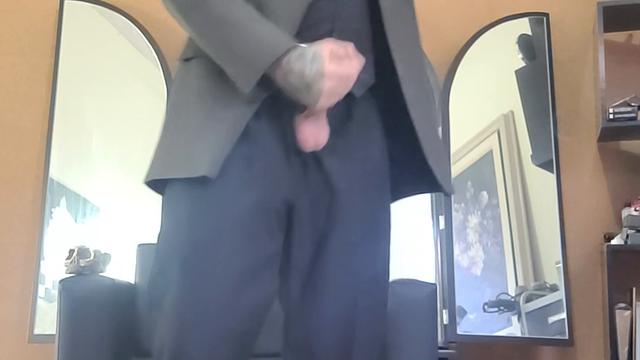 Macho gozNdo de terno