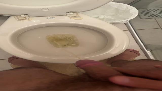 Que mijada gostosa, posso mijar assim na sua boca