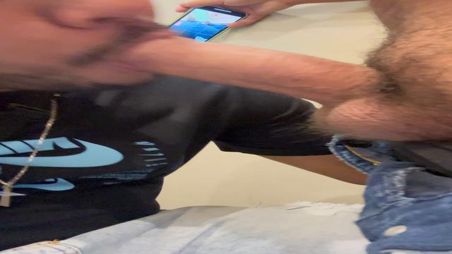 Mamando no banheiro do shopping 