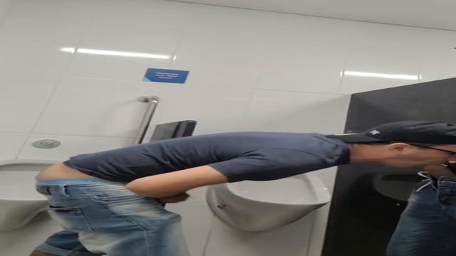 Tomando leite do casado no banheiro da estação 