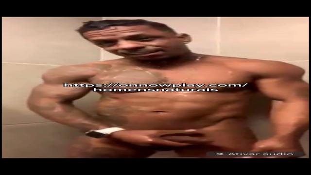 Moreno no banho, dotado