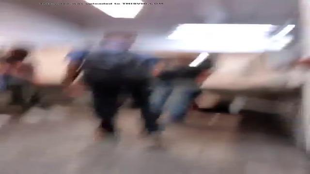 Pegação rola solta dentro banheiro da estação