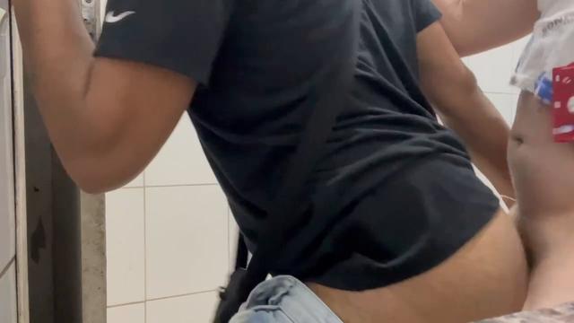 Dando o rabo no banheiro do mercado 