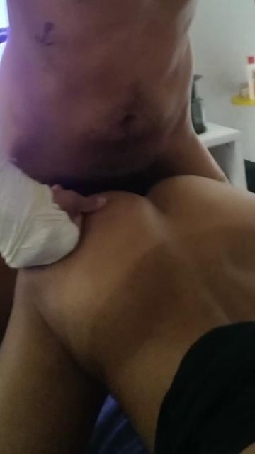 MOLEQUE COM BRAÇO QUEBRADO