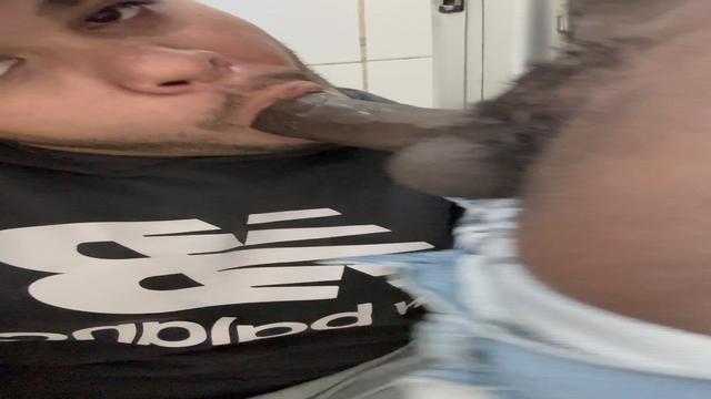 Mamando gostoso a pica do negão no terminal rodoviário 