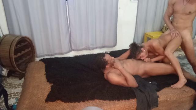 Casal fode com gringo