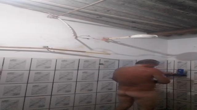 Coroa 65 anos bem humilde mandando vídeo no banho in...