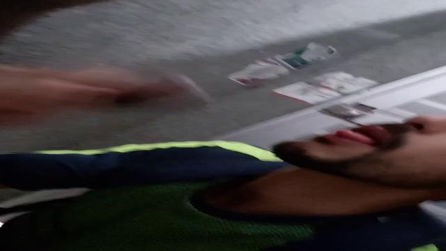 Mamando e ganhando leitada no banheiro da rodoviária