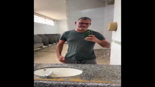 Coroa gostoso e safado
