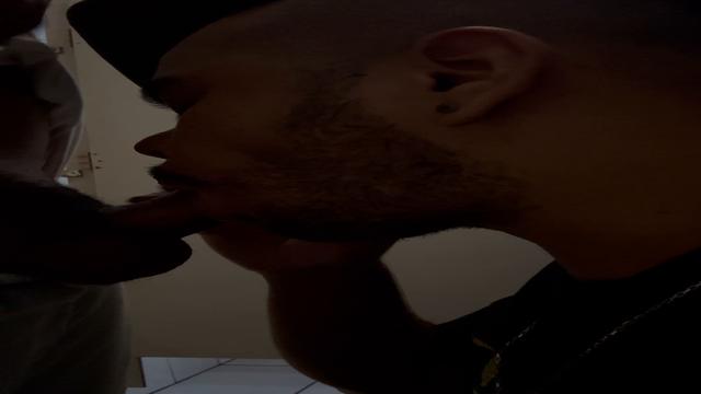 Mamando gostoso no banheiro da estação de trem