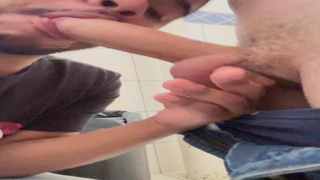 Pagando boquete no banheiro da faculdade 