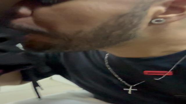 Mamando novinho roludo no banheiro do mercado 