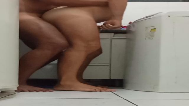 A cozinha foi o cenário dessa foda com esse putão kx...