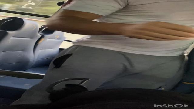 Gostoso marcando a rola no busão 
