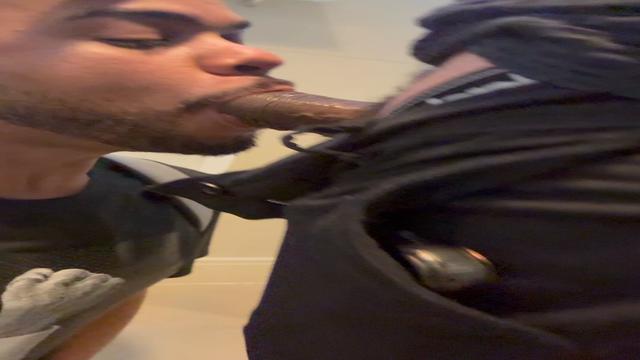 Fazendo Putinho gozar gostoso no banheiro do shopping 