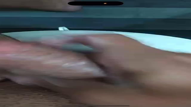 Pedreiro foi no banheiro público para mostrar a rola...