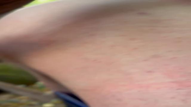 Metendo em pe, ate as bolas no cu