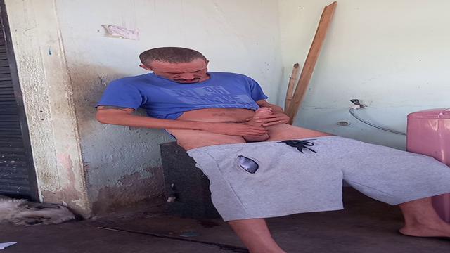 Meu vizinho me flagrou gravando no quintal. 