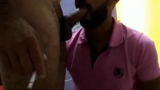 Parrudo leitando na noite de natal