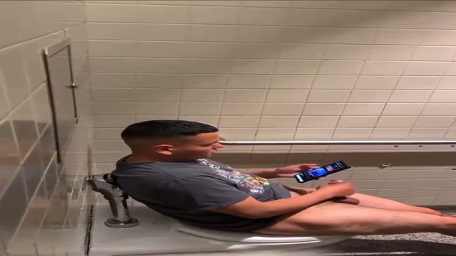 Dotado batendo uma no banheiro 