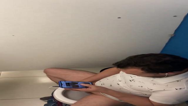Punheta no banheiro 