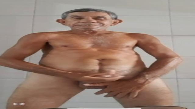 Mais uma leitada incrível dele .. magrinho roludo cinquentão  jorrando muito leite 