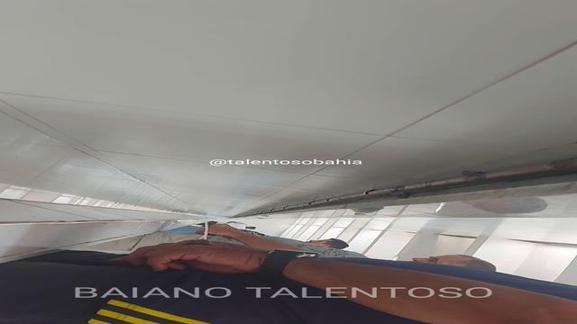 ONTEM FUI NUMA CASA DE SHOW ONDE O BANHEIRO É ENORME...