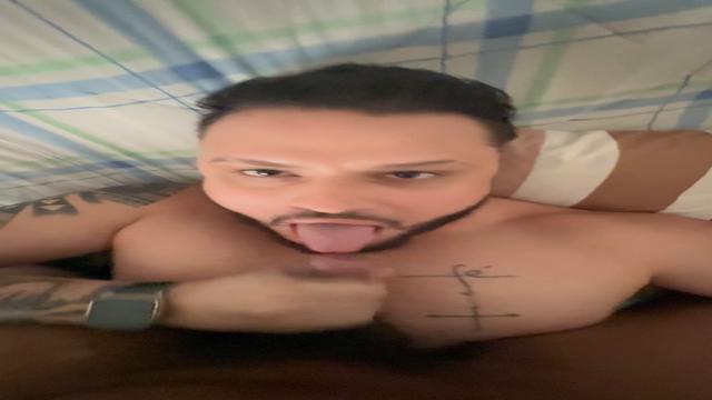 O negão pauzudo da academia leitou gostoso minha boca 