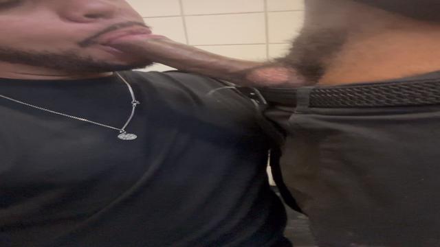 Putinho do novinho leitando gostoso no banheirao 