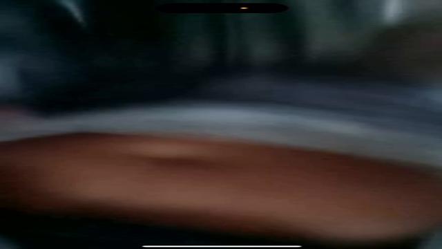 Coroa negão bem safado mostrando a rola dentro da van em movimento delícia essa barrinha branca da mais tesao 