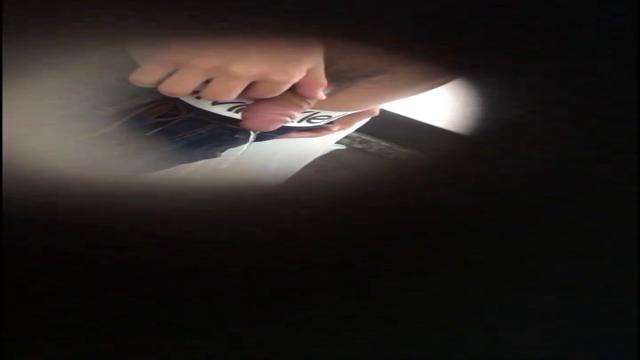 Mijando no banheiro 