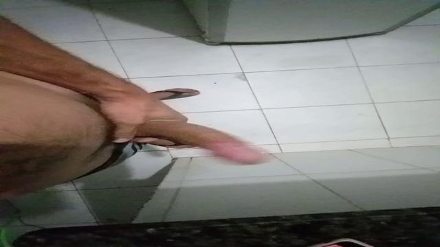 Punheta gostosa na cozinha.