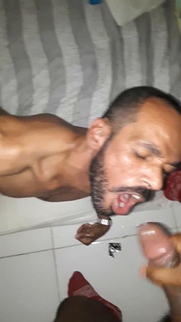 O casado recebendo muito leite na cara