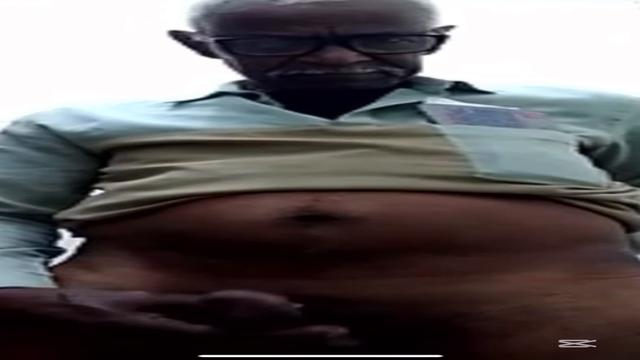 Negão magro de bigode muito safado gozador 63 anos a...