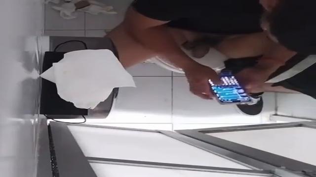 Pentelhudo gostoso socando uma