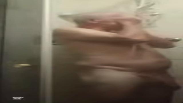 Delícia de macho .. coroa do vídeo anterior tomando banho rola enorme depois botou cueca cavadinha hummmmm inédito 