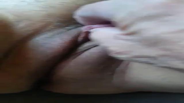 Pai do meu amigo mostrando buceta da esposa  coroa