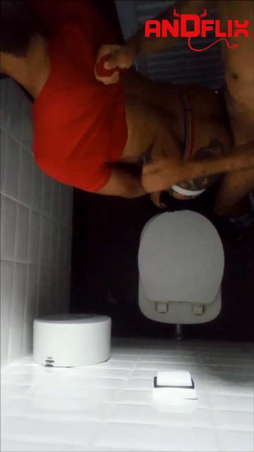 Sendo leitado no banheiro do mercado