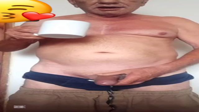 O café da manhã  de hoje .. não teve leite mas teve ...