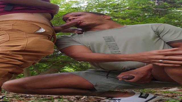 Peguei o casado no ponto de ônibus e levei para o mato