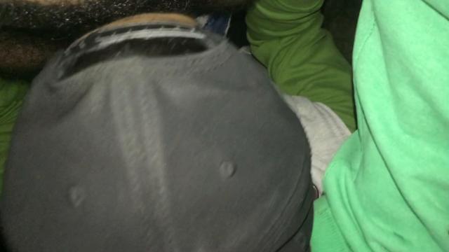 Chupando o lutador de jiu-jítsu no mato.
