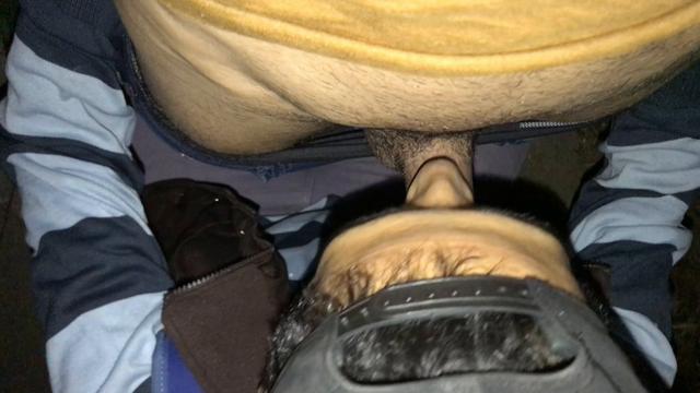 Chupando o casado dotado no mato.