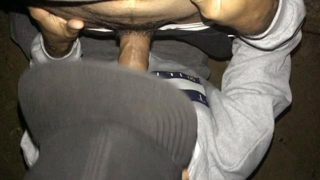 Chupando o novinho pauzudo de 18 anos no mato até qu...